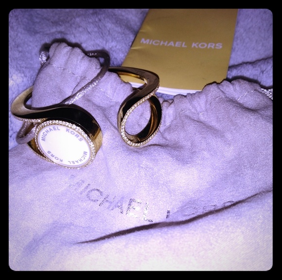✨MICHAEL KORS✨ BANGLE! Comes w/dust bag and MKbook - Picture 1 of 5